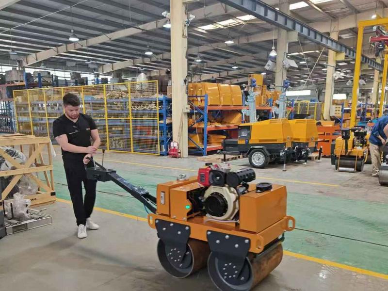 國外客戶來我廠參觀考察小型壓路機、移動照明車等產(chǎn)品