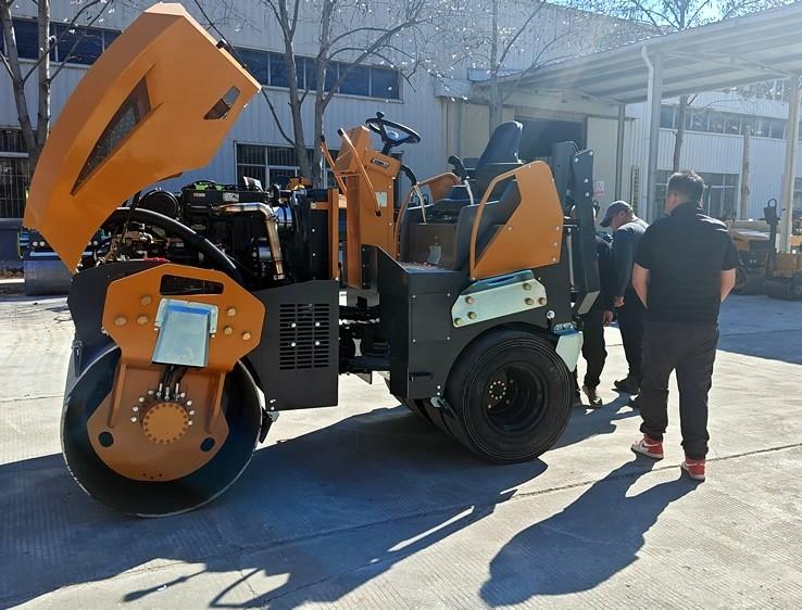 3月18日，哈薩克斯坦客戶來廠體驗考察5噸膠輪壓路機