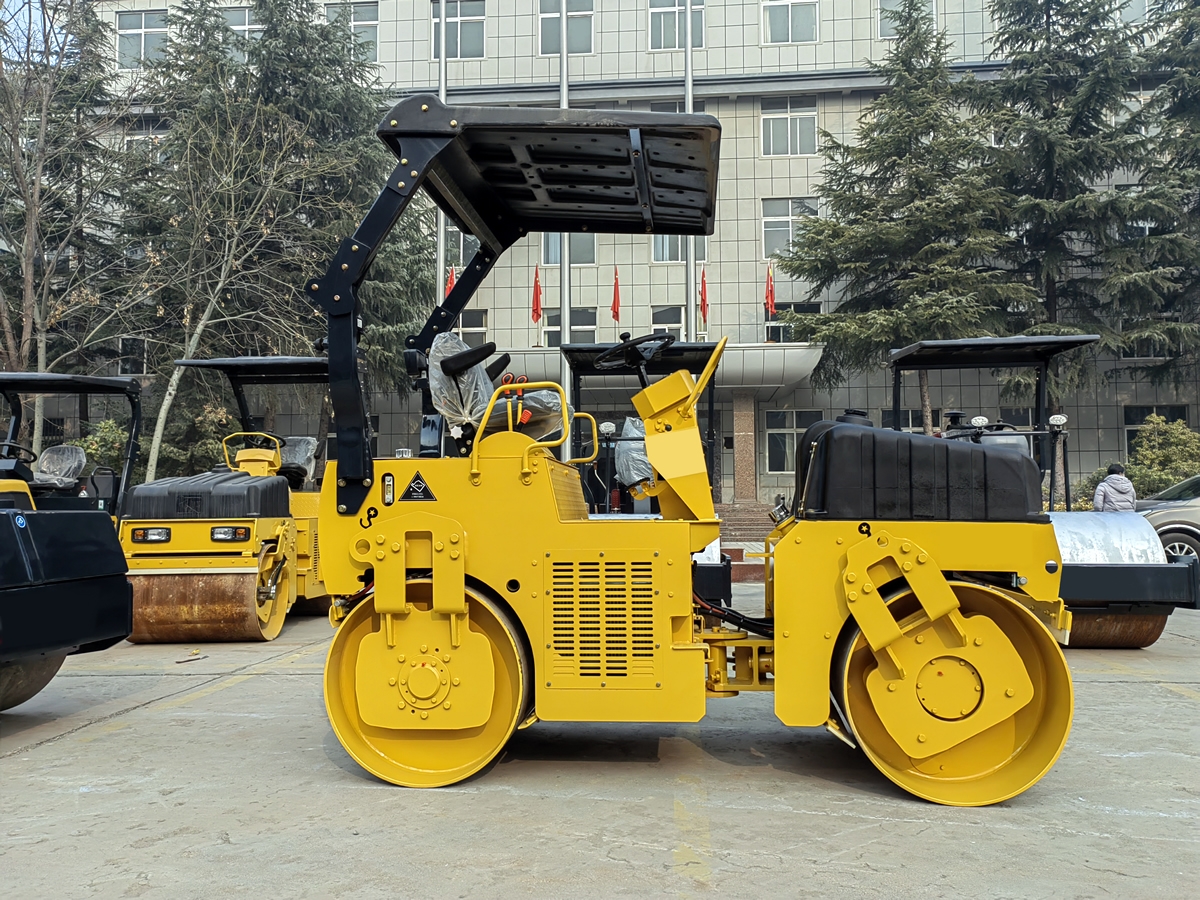 鉸接式雙鋼輪振動壓路機(jī)BM3.5F-4