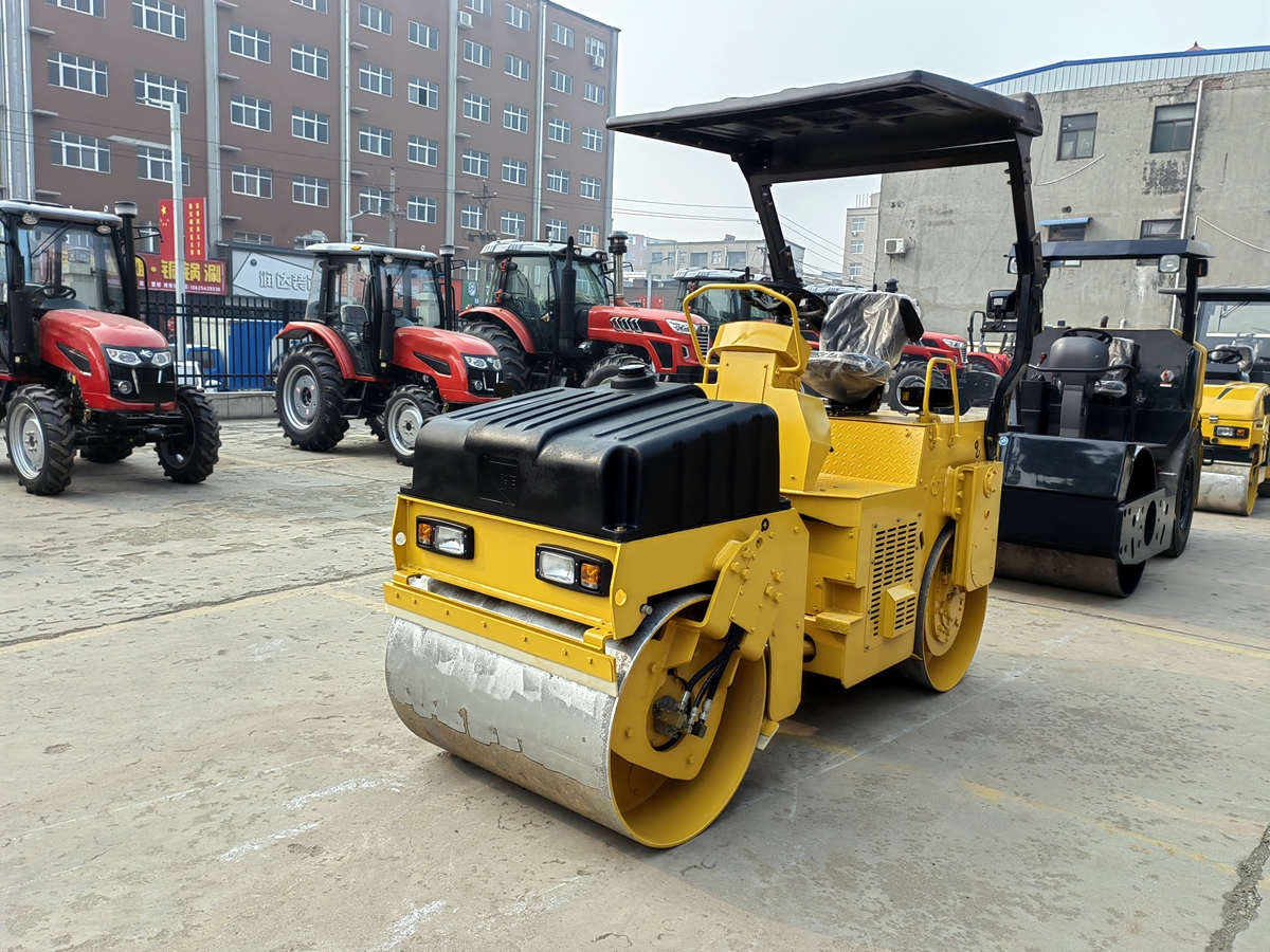 鉸接式雙鋼輪振動壓路機(jī)BM3.5F-4